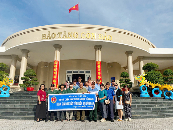 Hội CCB Trường Đại học Tiền Giang du khảo về nguồn viếng Di tích lịch sử Nhà tù Côn Đảo