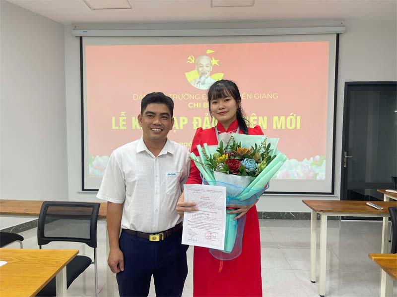 Chi bộ 8 tổ chức lễ kết nạp đảng viên mới cho sinh viên Hồ Ngọc Như