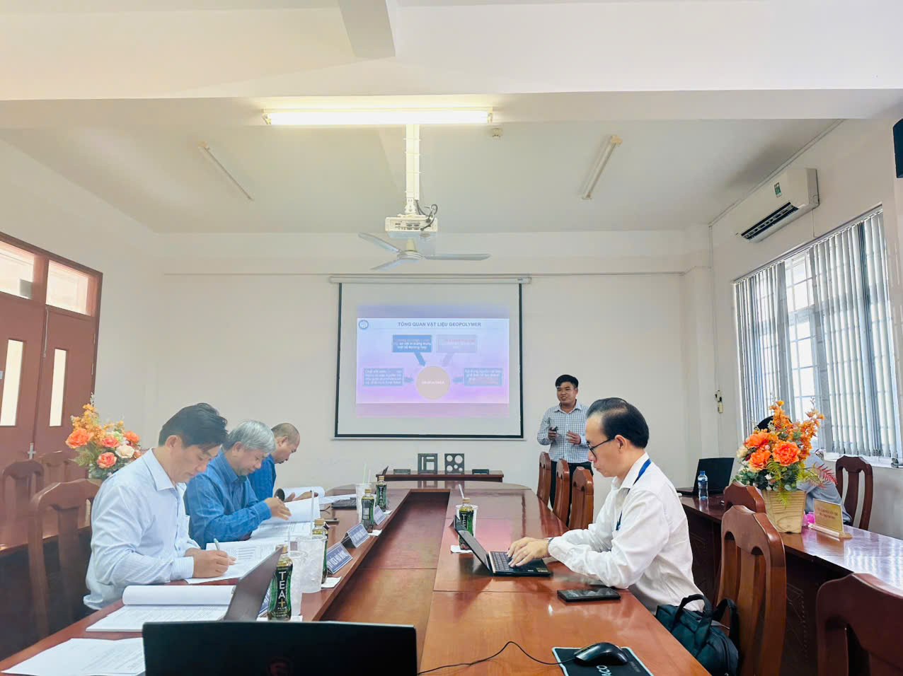 Sinh viên Nguyễn Minh Tường bảo vệ thành công đề tài nghiên cứu khoa học “Chế tạo gạch bông gió sử dụng hỗn hợp vữa tro trấu, tro bay, xỉ lò cao thay thế vữa xi măng”