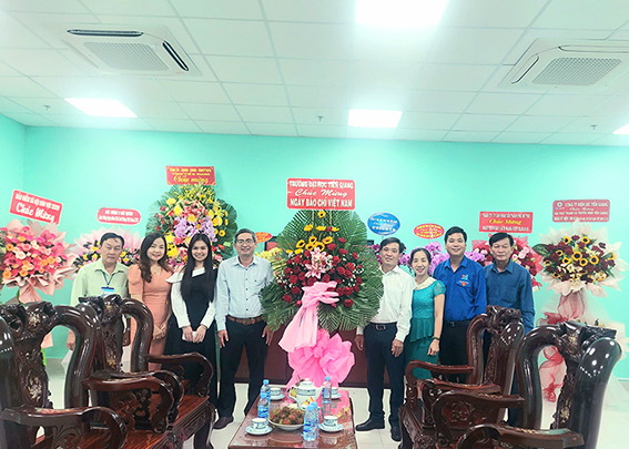 Lãnh đạo Trường Đại học Tiền Giang thăm và chúc mừng các cơ quan báo chí nhân kỷ niệm 100 năm Ngày Báo chí Cách mạng Việt Nam