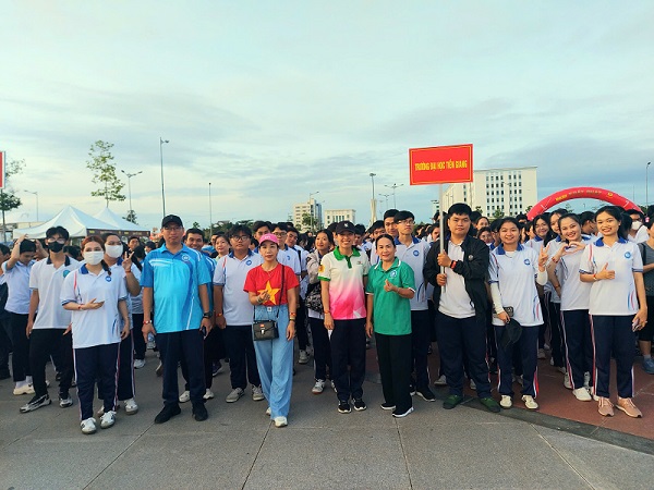 150 viên chức và sinh viên Trường Đại học Tiền Giang tham gia chương trình 