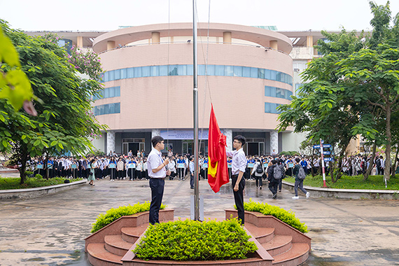 Tân sinh viên khoá 25 tham gia chào cờ đầu tuần 
