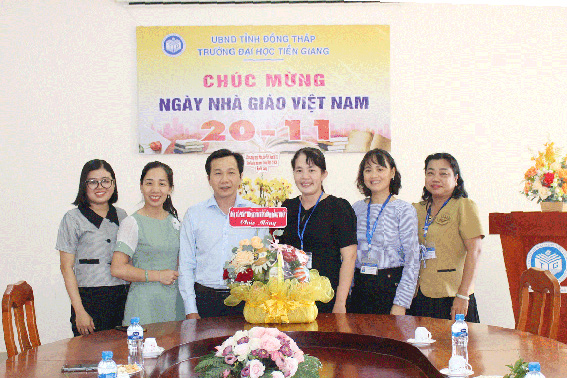 Báo và phát thanh, truyền hình Đồng Tháp chúc mừng Ngày Nhà giáo Việt Nam tại Trường Đại học Tiền Giang
