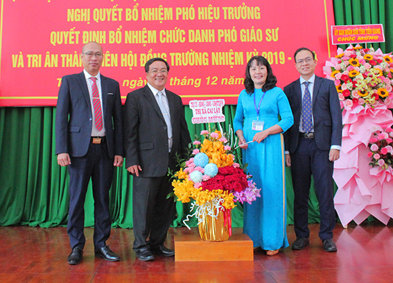 Người quản lý tận tâm - Nhà giáo hết lòng vì sinh viên