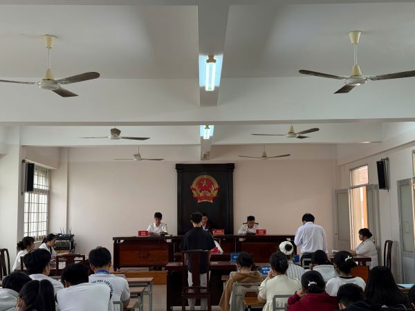 Sinh viên ĐH Luật khóa 23 tham gia phiên tòa giả định trong học phần Luật Tố tụng hành chính