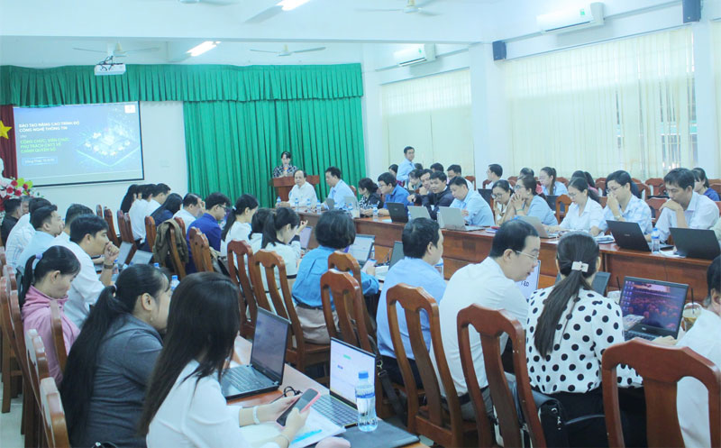 Khai giảng lớp thứ 2 Chương trình “Đào tạo nâng cao trình độ công nghệ thông tin cho công chức, viên chức phụ trách công nghệ thông tin về chính quyền số tỉnh Đồng Tháp năm 2025”