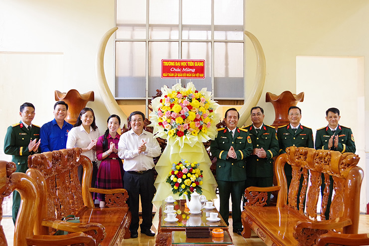 Trường Đại học Tiền Giang thăm, chúc mừng Sư đoàn BB8 nhân kỷ niệm 81 năm thành lập Quân đội Nhân dân Việt Nam