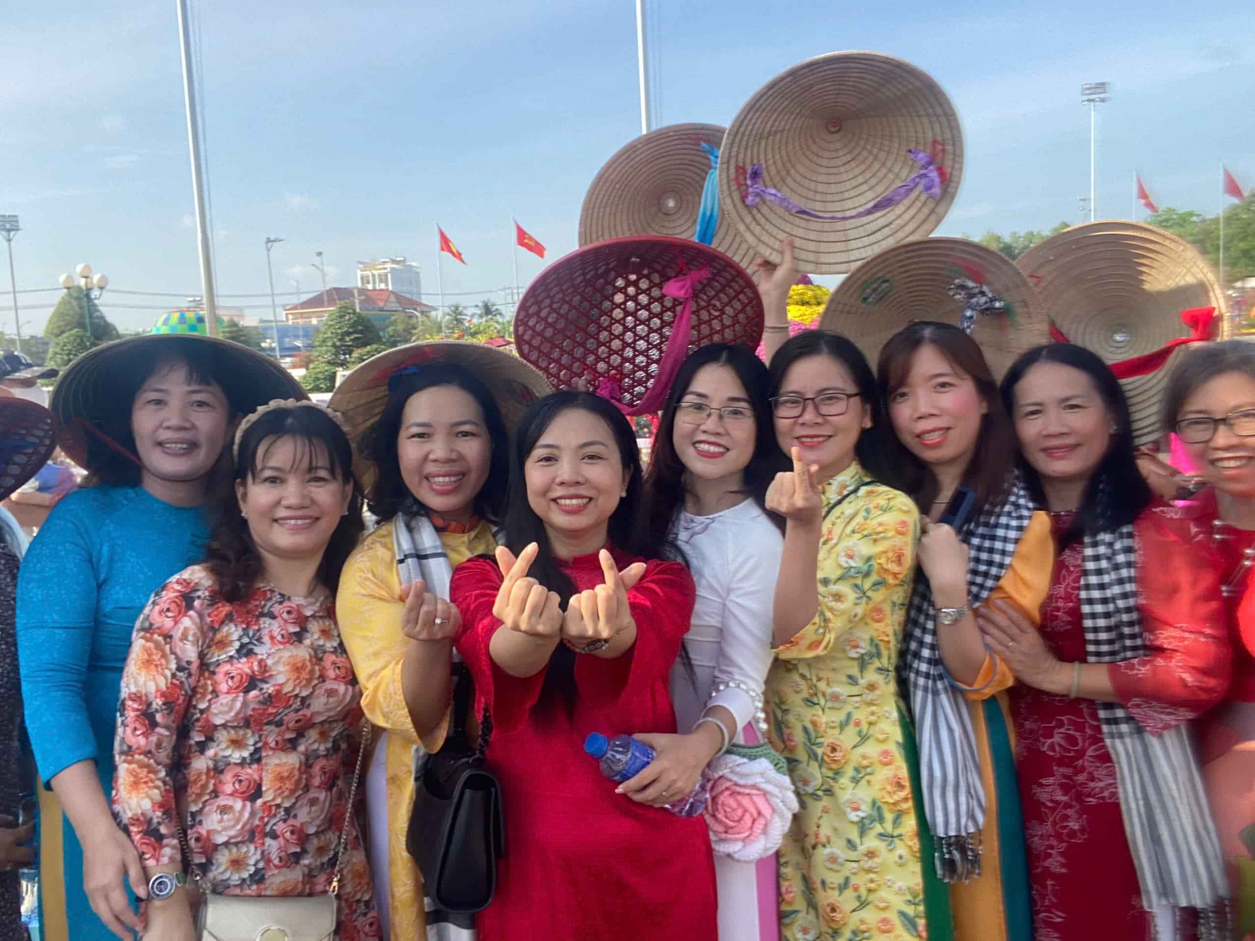 Phụ nữ với Áo dài hoa năm 2025