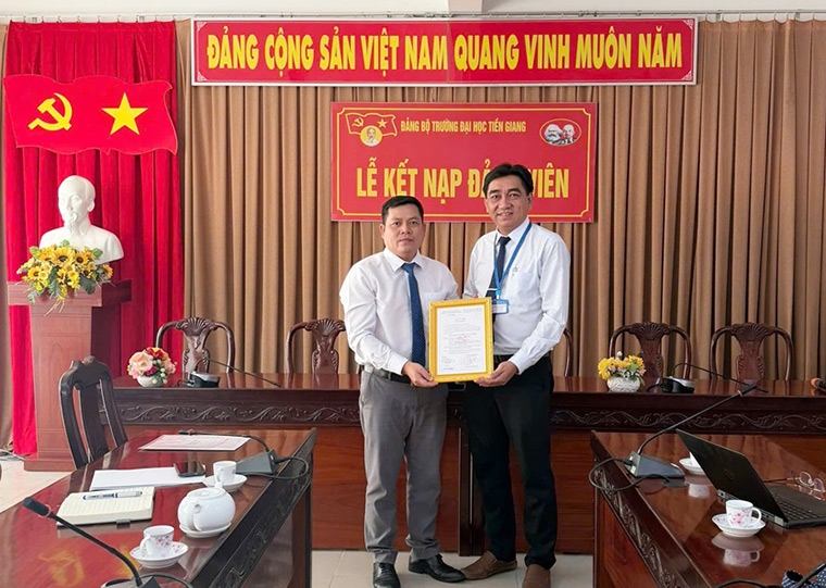 Chi bộ 9 tổ chức kết nạp đảng viên mới