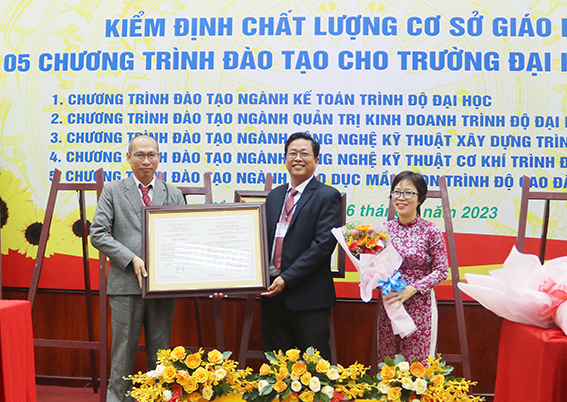 TIẾN SĨ DƯƠNG VĂN HIẾU: Học để thoát nghèo và khát vọng nâng tầm tri thức