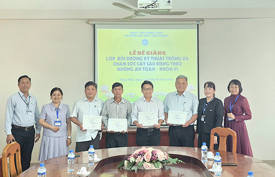 Lễ Bế giảng Lớp Bồi dưỡng Kỹ thuật trồng và chăm sóc cây sầu riêng theo hướng an toàn - Khóa 01