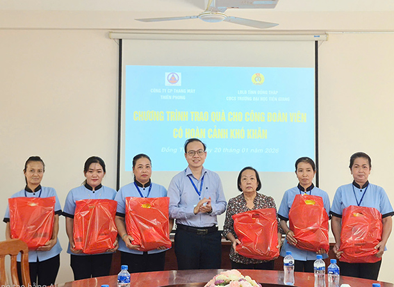 Công đoàn Trường Đại học Tiền Giang tặng quà Tết cho viên chức, người lao động có hoàn cảnh khó khăn