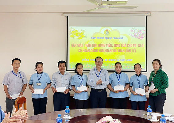 Công đoàn Trường Đại học Tiền Giang trao quà Tết cho công đoàn viên có hoàn cảnh khó khăn