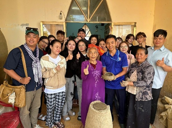 Chuyến đi thực tế Văn hóa cơ sở 2: Khi giảng đường mở ra ...