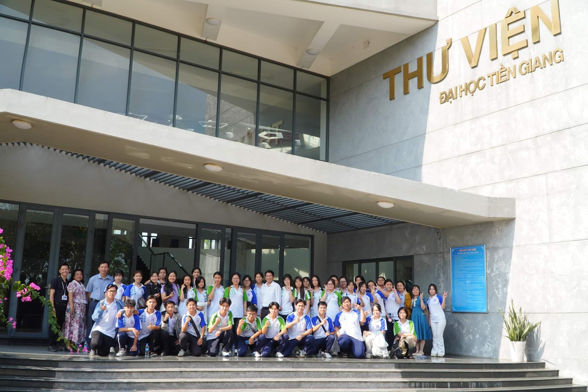 Học sinh Trường THPT Nguyễn Đình Chiểu và Trường THPT Nguyễn Huệ (Vĩnh Long) tham quan Trường Đại học  Tiền Giang