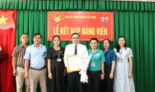 Chi bộ 10 tổ chức lễ kết nạp đảng viên mới 