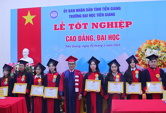 Danh sách xướng danh và trao bằng tốt nghiệp năm 2026