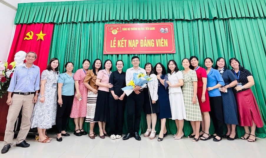 Chi bộ 5 kết nạp thêm đảng viên mới 