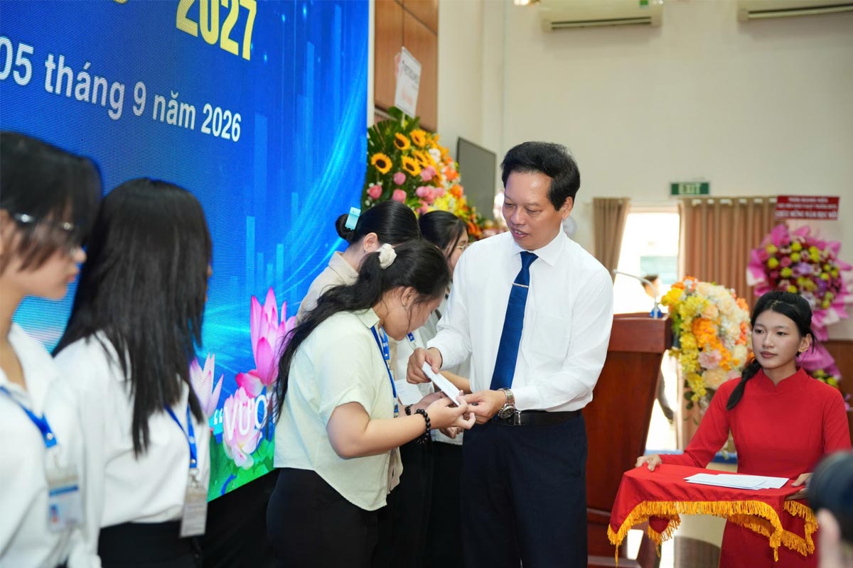 Doanh nghiệp trao tặng 539 triệu đồng học bổng cho sinh viên Trường Đại học Tiền Giang tại Lễ khai giảng