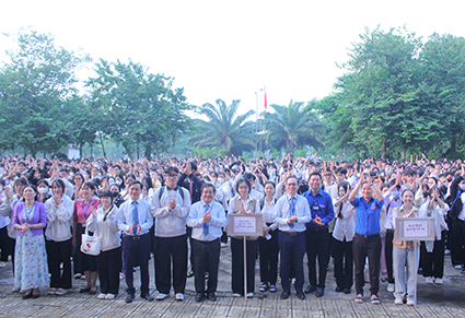 Lãnh đạo Trường Đại học Tiền Giang gặp gỡ, chào mừng tân sinh viên khóa 26