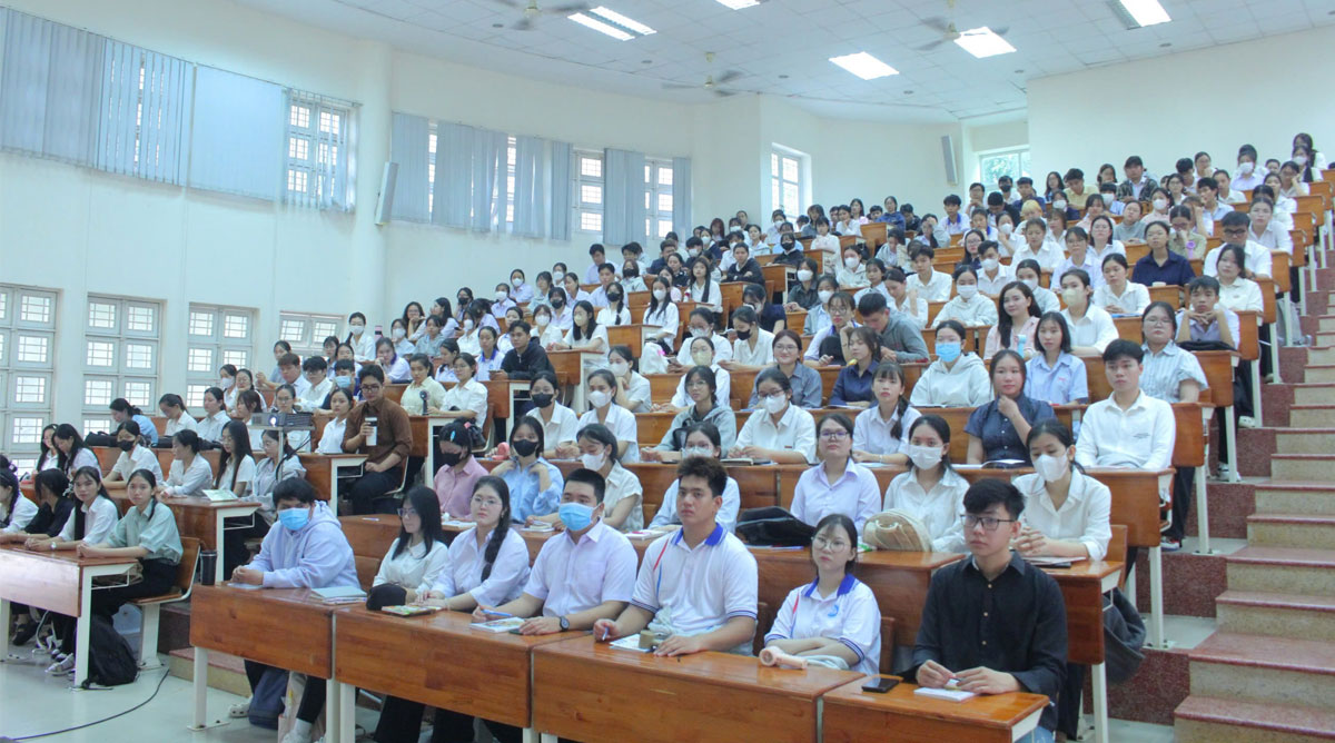 Tân sinh viên khóa 26 bước vào học tuần sinh hoạt công dân - sinh viên đầu khóa.