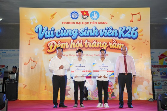 Trao học bổng tân sinh viên ngành đại học CNKT Xây dựng – tiếp ...