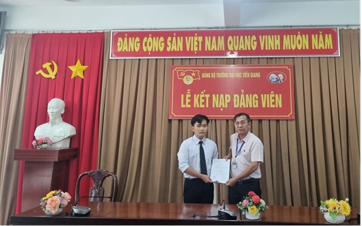 Chi bộ 06 kết nạp đảng viên mới cho sinh viên Nguyễn Hoàng Ân