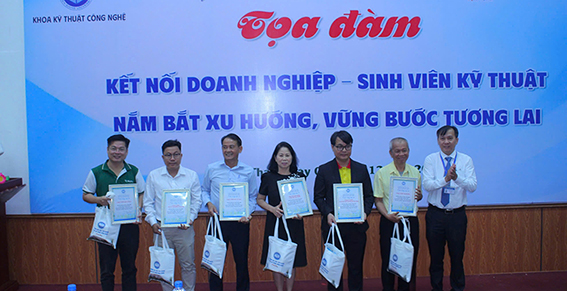 Khoa KTCN tổ chức thành công Tọa đàm “Kết nối doanh nghiệp – Sinh viên kỹ thuật, nắm bắt xu hướng vữ